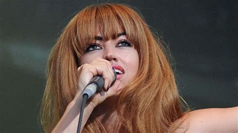 Aura Dione: Nackt auf neuem Albumcover